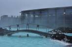 Banhistas nas águas quentes da Blue Lagoon, na região de Reykjavik, na Islândia